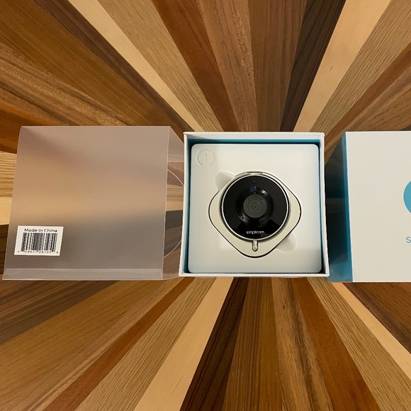 1 SimpliCam + Powered By Closeli Indoor HD Wi-Fi Security Camera, Retail: $150 - Picture 3 of 8